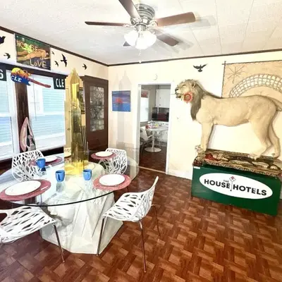 Sleep with a Lion!! 6 bedroom house