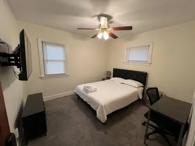 a bedroom with a bed and a ceiling fan at Super close to Cleveland Clinic Fairview Colibri in Cleveland
