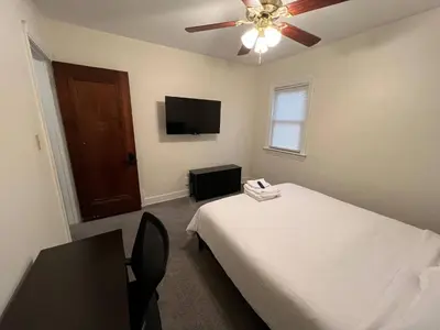 a bedroom with a bed and a ceiling fan at Super close to Cleveland Clinic Fairview Colibri in Cleveland