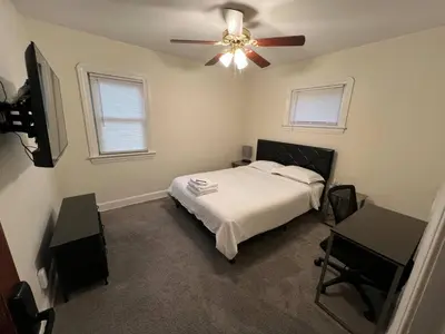 a bedroom with a bed and a ceiling fan at Super close to Cleveland Clinic Fairview Colibri in Cleveland