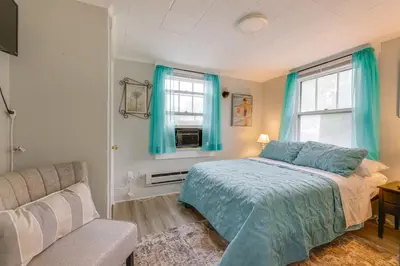 a bedroom with a bed and a couch at 3 Mi to Dtwn Dog-Friendly Retreat in Dayton in Dayton