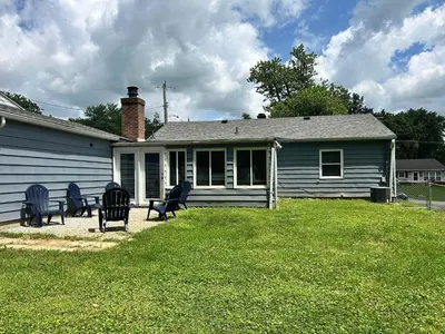 a house with chairs and a table in the yard at Bellwood 2 bed family house w 2 living areas Superhost in Loveland