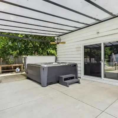 Spacious Family Getaway- Salt Water Pool & Hot Tub