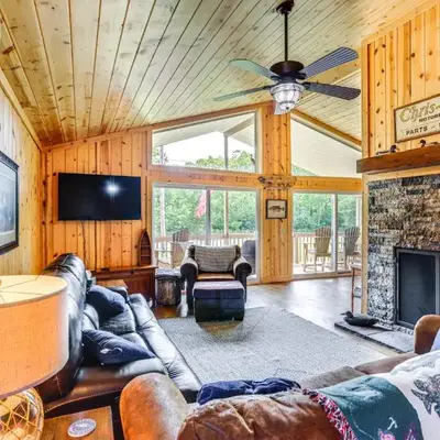 Walk to Lake Kelleys Island Gem with Deck!