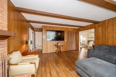 a living room with a couch and a tv at Tallen Manor & Retreat in Hamilton