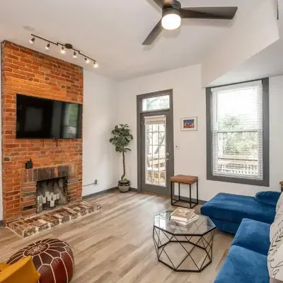 Mansfield Retreat - A Chic Downtown Experience