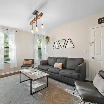 The Luxe Pearl Residences 870-5
