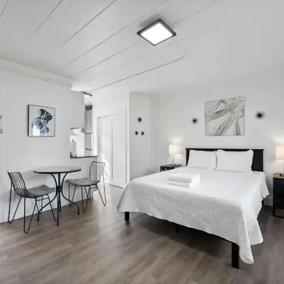 Chic City Retreat 93I