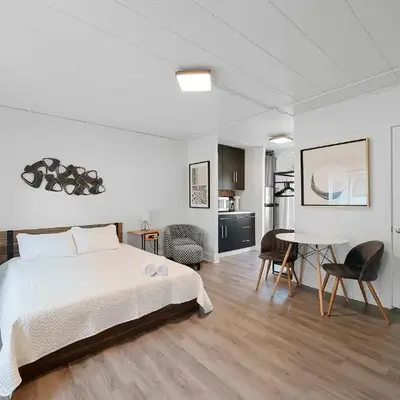 Chic City Retreat 93B