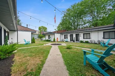 a yard with blue benches and an american flag at Chic City Retreat 93F in Columbus