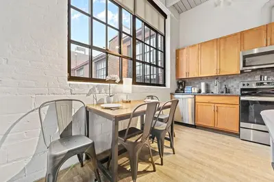Gallery image of Charming DT Loft l Parking l Fast Wi-Fi l Café in Cleveland