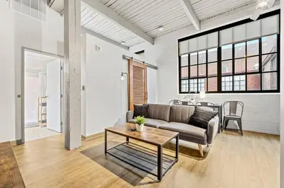 Gallery image of Charming DT Loft l Parking l Fast Wi-Fi l Café in Cleveland