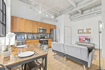 Gallery image of Charming DT Loft l Parking l Fast Wi-Fi l Café in Cleveland
