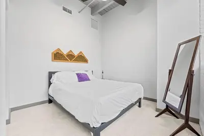 Gallery image of Charming DT Loft l Parking l Fast Wi-Fi l Café in Cleveland