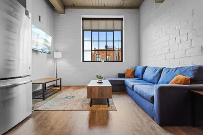 Gallery image of Trendy DT Loft l 2 TV's l Parking l Café in Cleveland