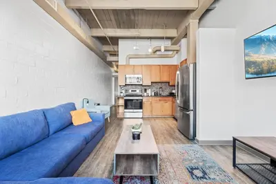 Gallery image of Trendy DT Loft l 2 TV's l Parking l Café in Cleveland