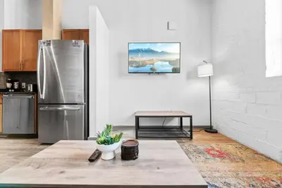 Gallery image of Trendy DT Loft l 2 TV's l Parking l Café in Cleveland