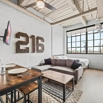 Studio Apt In DT l Parking l Fast Wi-fi l Café