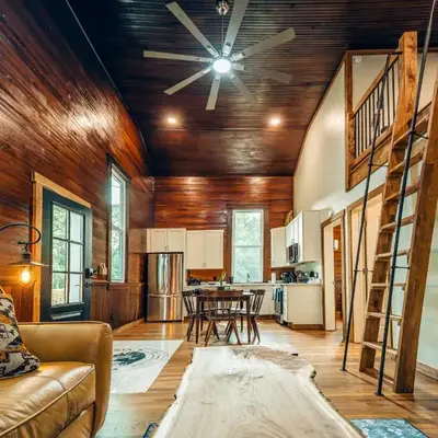 Corton Lodge on the Elk River - Riverview Suite