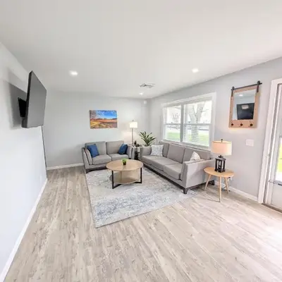Relaxing River View Stay Renovated 3BR Home