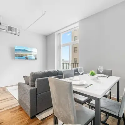 Spacious DT Condo l Free Parking l Fast Wi-Fi