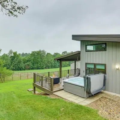 4 Mi to Mohican River Ohio Amish Country Cottage