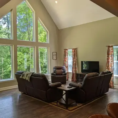 Modern 2 BD cabin with hot tub & Games & Central Loc