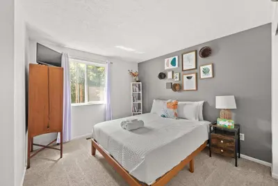 a bedroom with a bed and a window at The StayBerry - Stay for 6 in Columbus