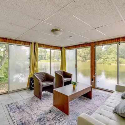 Cozy House on Meadowbrook Lake Serene