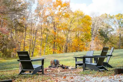 three chairs and a picnic table in a park at The Treetop Retreat – Family Getaway in Scenic Hocking Hills in Logan
