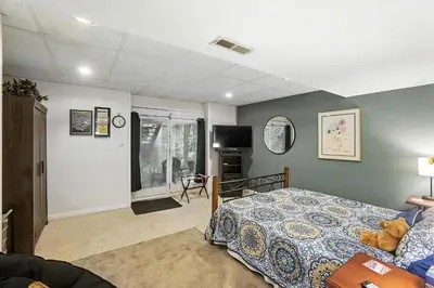 a bedroom with a bed and a tv in it at 10 Mi to Dtwn Cozy Couples Getaway in Cincinnati in Cincinnati