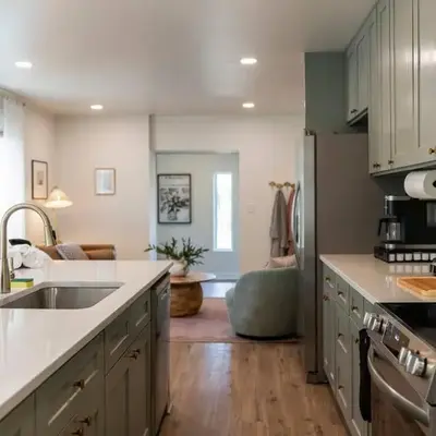 Stunning 2 BR - Parking and Walk to Park
