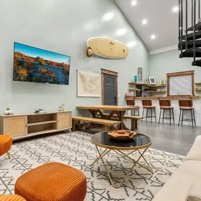 New Barndo/King Beds/Hot Tub/Ample Level Parking