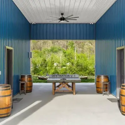 New Barn/King Beds/Hot Tub/Spacious Level Parking