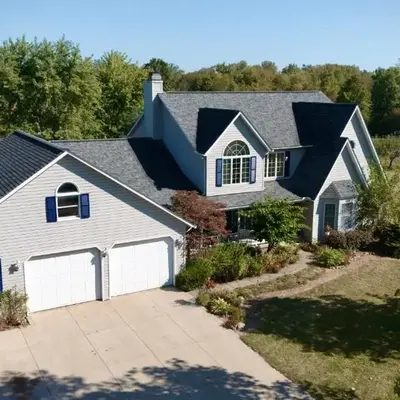 Spacious 5 bedroom 16 plus guests on 14 acres with fishing pond