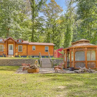 Charming Couples Cabin on 40 Acres in Zanesville