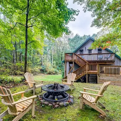 Hot Tub Haven 10 Mi to Hocking Hills State Park!