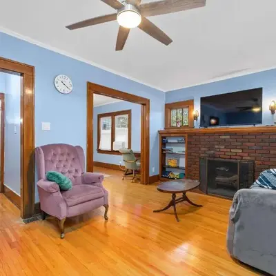 Historic 2 Bdr across from Lakeside Park