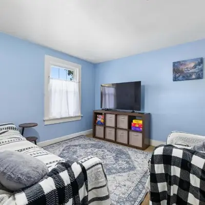 Historic 1 Bdr across from Lakeside Park