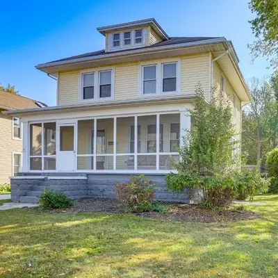 Walk to Port Clinton Lighthouse Home with Deck!