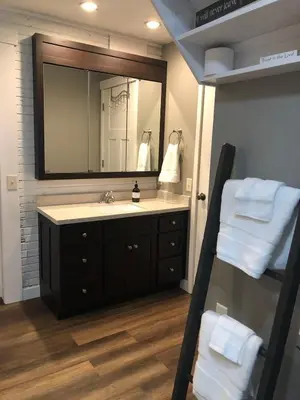 a bathroom with a sink and a mirror at Walnut Valley Farm guesthouse in Canton
