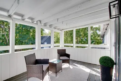 a screened porch with chairs and a table and windows at 21 Mi to Dtwn Columbus Quiet Country Escape in Pataskala