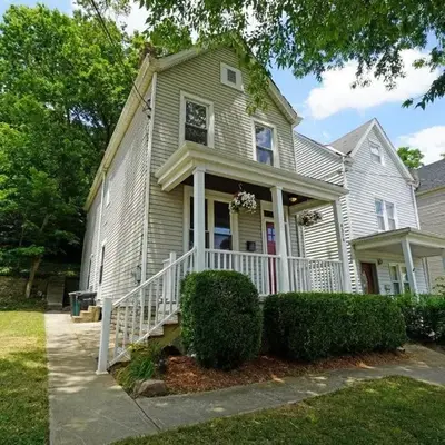Classic Hilltop 3br home on Eastern ready for you!