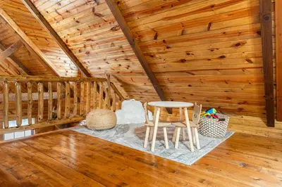 a room with a table and chairs in a cabin at Wildlife Cabin