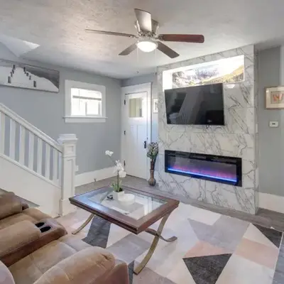 Modern and Convenient! Group Stay in Highland Square