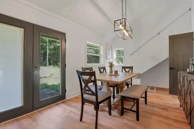 a dining room with a table and chairs at Adventures at Aspen Way in Rockbridge