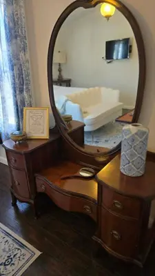 a dressing table with a mirror on top of it at Lincoln House Inn in Bowling Green
