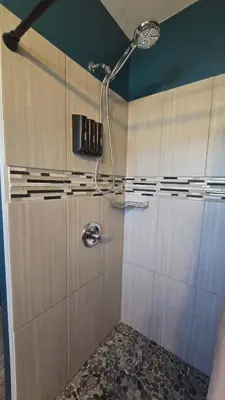 a shower with a shower head in a bathroom at Lincoln House Inn in Bowling Green