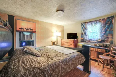 a bedroom with a bed and a desk and a bed sidx sidx sidx at 7 Mi to Cuyahoga Valley NP Walkable Apt! in Cuyahoga Falls