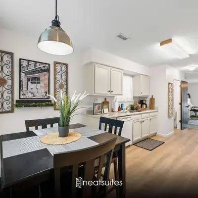Near Ark Private Parking Patio 2 bed 1&half Bath